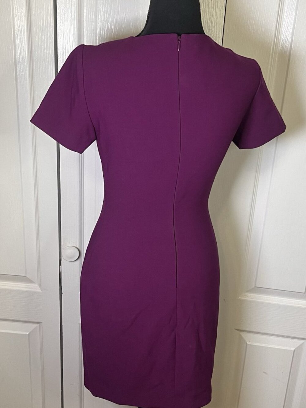 Likely Manhattan Sheath Dress Sz 2 Purple Short Sleeve Crew Neck Zipper Plum - Picture 7 of 10